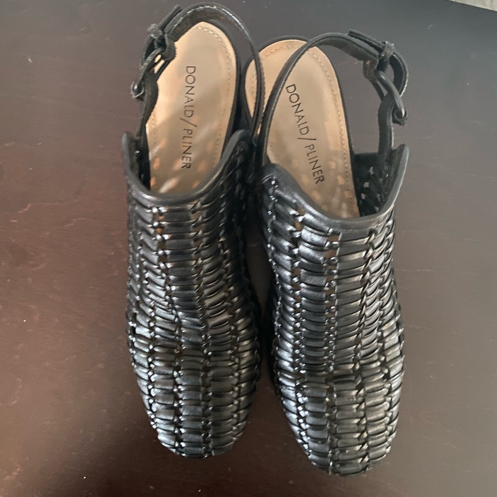 Donald Pliner Cassie Woven
Weave Leather Slingback Pump
Heels, Women's Size 8.5 - Picture 3 of 10